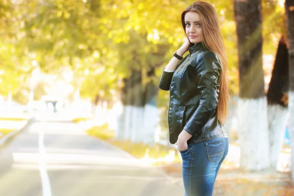 Mode junge Mädchen im Herbst Park — Stockfoto