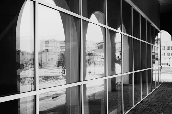 Monochromatický architekturu skla oblouky — Stock fotografie