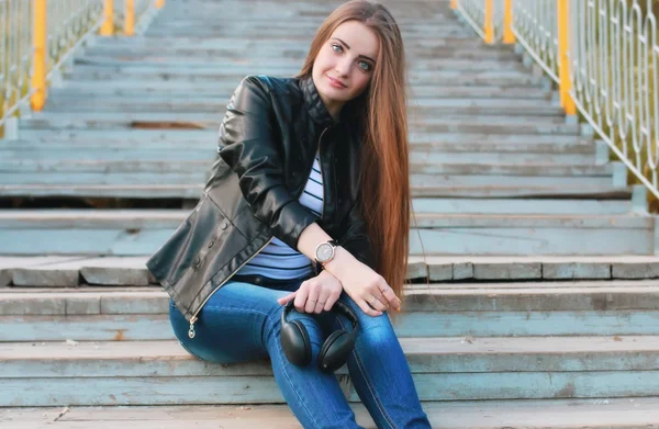 Mode junge Mädchen im Herbst Park — Stockfoto