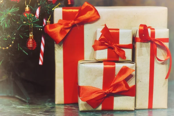 hediyeler Noel ağacının altında yığını