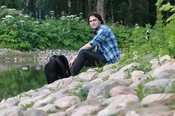 adam oturup taş Nehri üzerinde