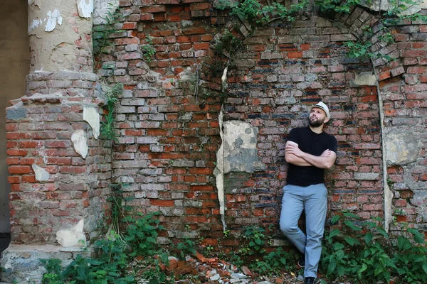 eski tuğla duvar adam stand