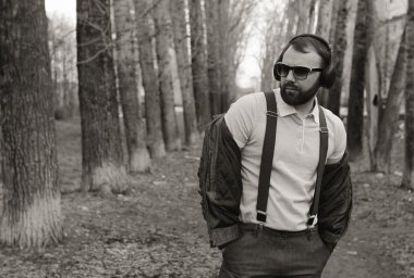 adam sakal ve kulaklık Park