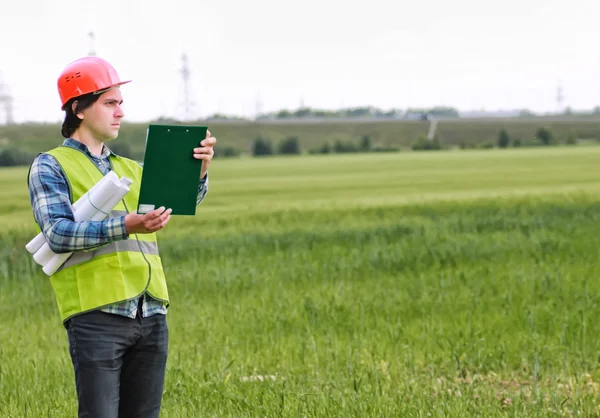 Kulübe planı olan bir adam.