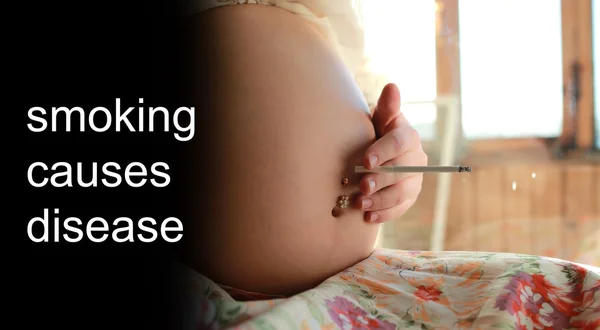 Курение во время беременности — стоковое фото