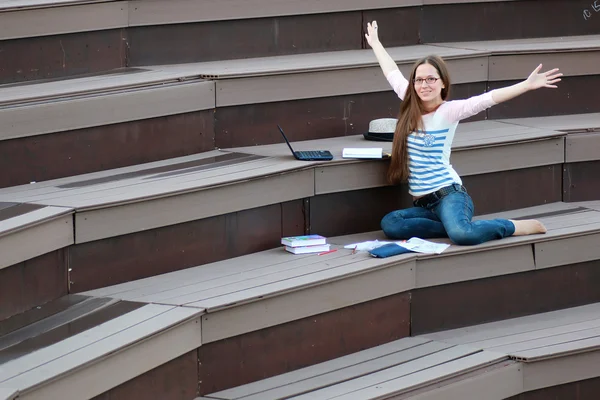 Chica estudiante estudio tarea al aire libre —  Fotos de Stock