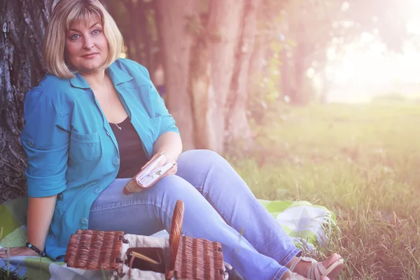 erkek günbatımı kitapla Park'ta