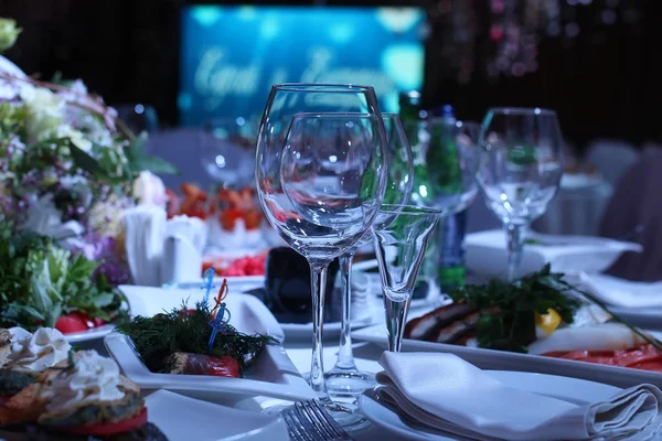 Weinglas auf einem Tisch in einem Restaurant — Stockfoto