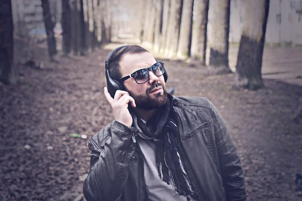 retro tonda fotoğraf yalnız adam sokakta etkilenir