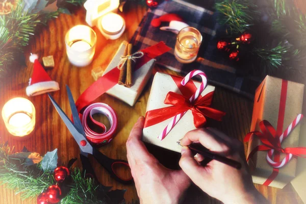 Emballage cadeau main bois de Noël — Photo