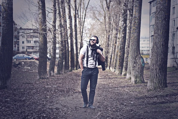 retro tonda fotoğraf yalnız adam sokakta etkilenir