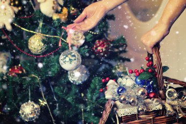 Noel ağacı oyuncak sepeti