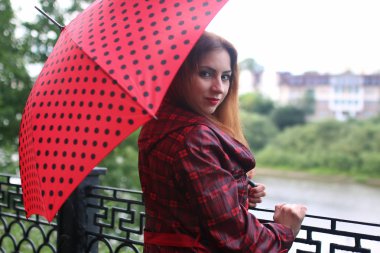 kadın sokak ağaç üzerinde kırmızı şemsiye ile