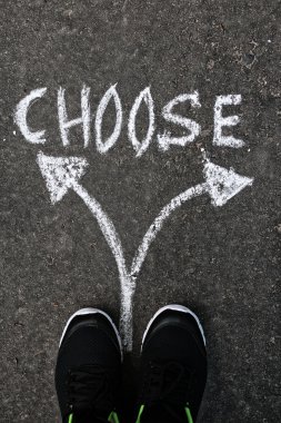 oklar tebeşir asfalt üzerinde