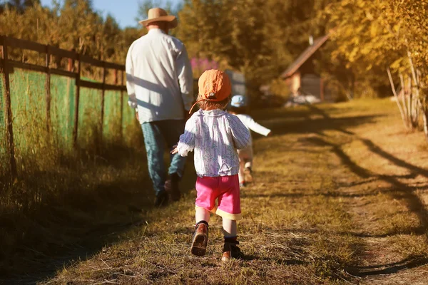 Los niños caminan con el abuelo en verano — Foto de Stock