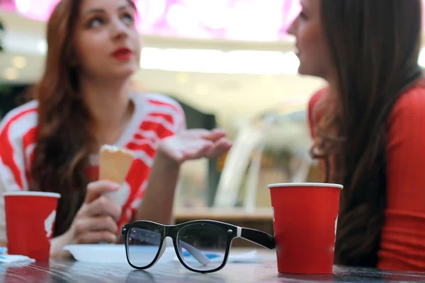 Par flickvän kaffe på mall — Stockfoto