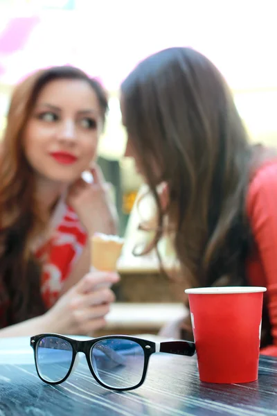 Pareja novia café en el centro comercial — Foto de Stock