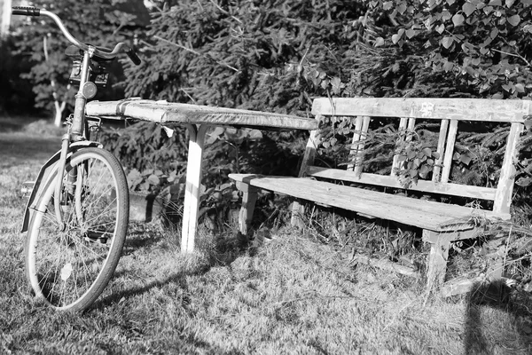 Μονόχρωμη φωτογραφία ποδήλατο σε μια αγροτική φύση — Φωτογραφία Αρχείου