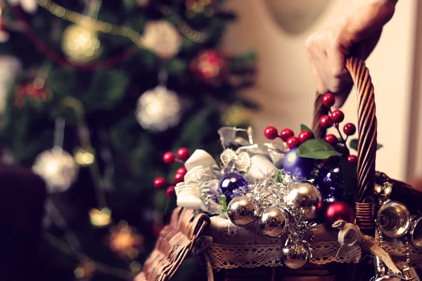 고리 버들 세공 바구니에 크리스마스 장난감 — 스톡 사진