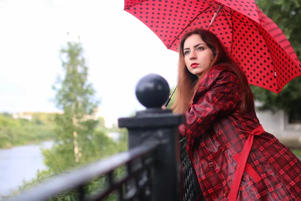 거리 나무에 빨간 우산으로 여자 — 스톡 사진