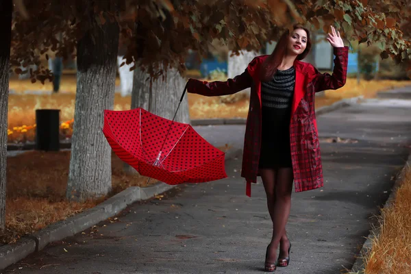 Жінка в плащі і парасольку — стокове фото