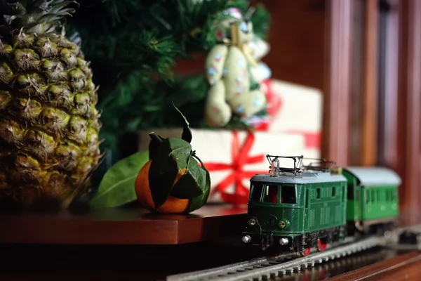 Поезд под елкой — стоковое фото