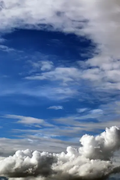 Céu nuvem escuro grande — Fotografia de Stock