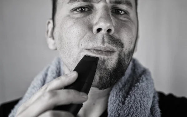 Černobílý portrét texturou vousatý muž holení — Stock fotografie