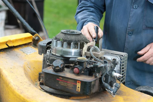 Çim biçme makinesi motoru tamiri