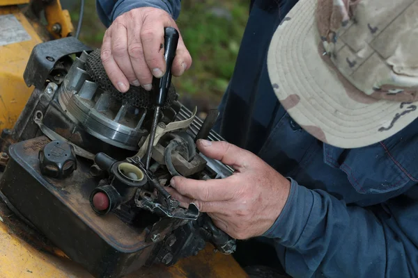 芝刈り機のエンジンを修復 — ストック写真