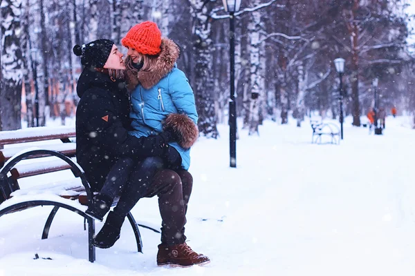 Pareja amante invierno calle banco — Foto de Stock