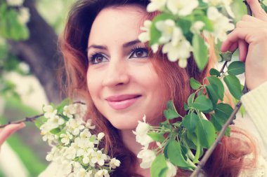 kızıl saçlı kadınlar elma çiçeği dalında