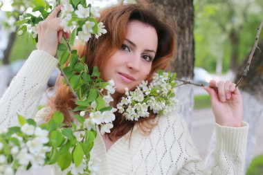 Elma çiçekli kadınlar