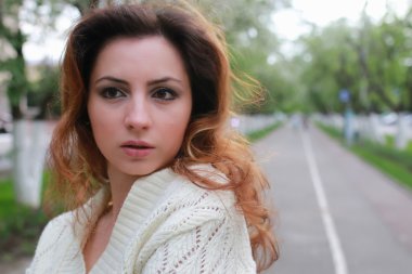 kız portresi bahar ağacı