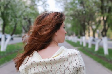 kız portresi bahar ağacı