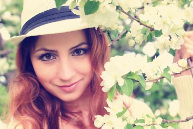 Elma ağacı çiçeğindeki kadın