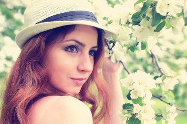 Elma ağacı çiçeğindeki kadın