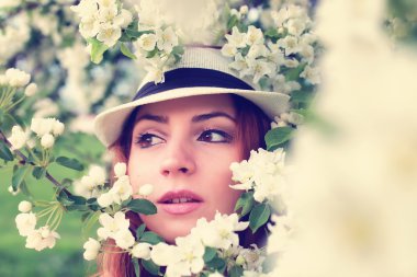 Elma ağacı çiçeğindeki kadın