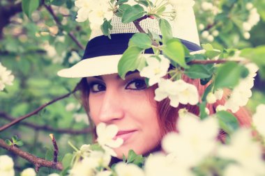 Elma ağacı çiçeğindeki kadın