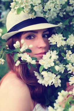 Elma ağacı çiçeğindeki kadın