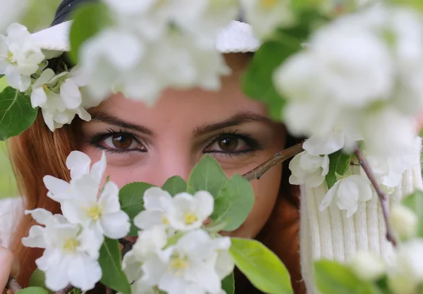 Oko dziewczyna za drzewo kwiat — Zdjęcie stockowe