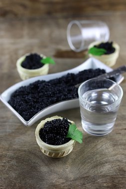 Ahşap arka planda siyah havyar