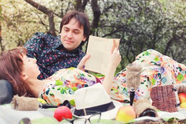 Bahar manzara kaç aşk açık ağaç piknik içinde