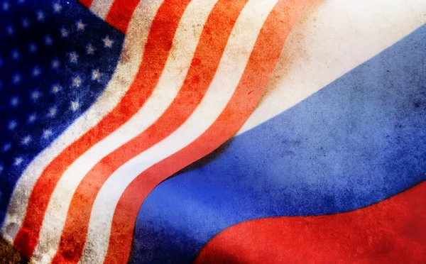 Effekt mit Kratzern auf Foto russischer und US-Flagge — Stockfoto
