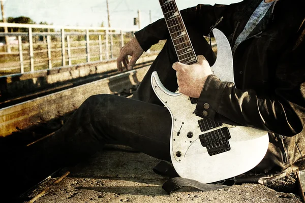 Efeito de arranhão em homens de foto com guitarra em uma estrada de ferro — Fotografia de Stock