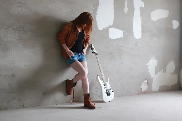 Jente med elektrisk gitarrock – stockfoto