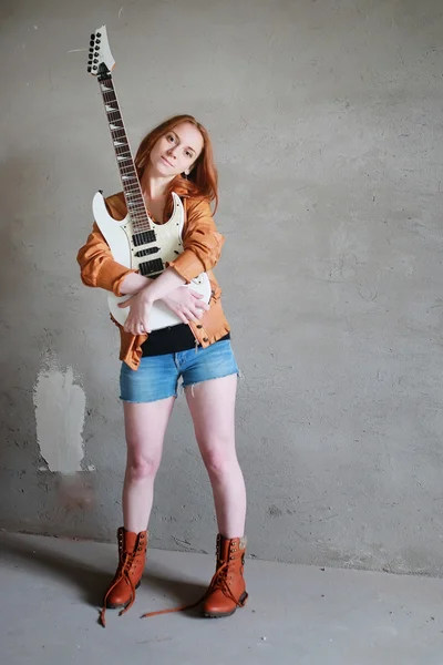 Chica con guitarra eléctrica rock — Foto de Stock