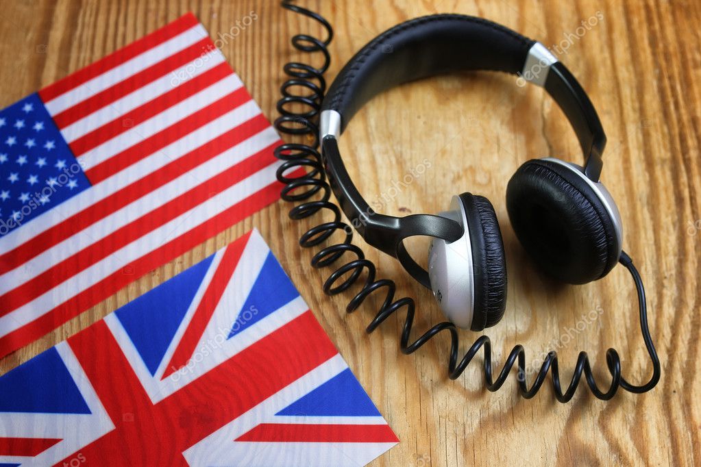 auriculares y bandera del idioma del curso en una mesa 2024
