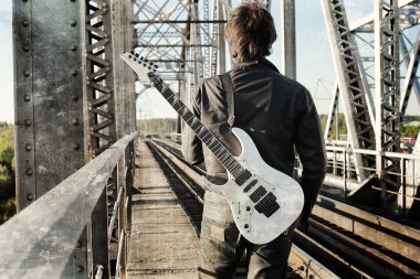gitar bir demiryolu ile fotoğraf erkekler üzerinde karalama etkisi
