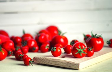 ahşap masa üzerinde taze domates